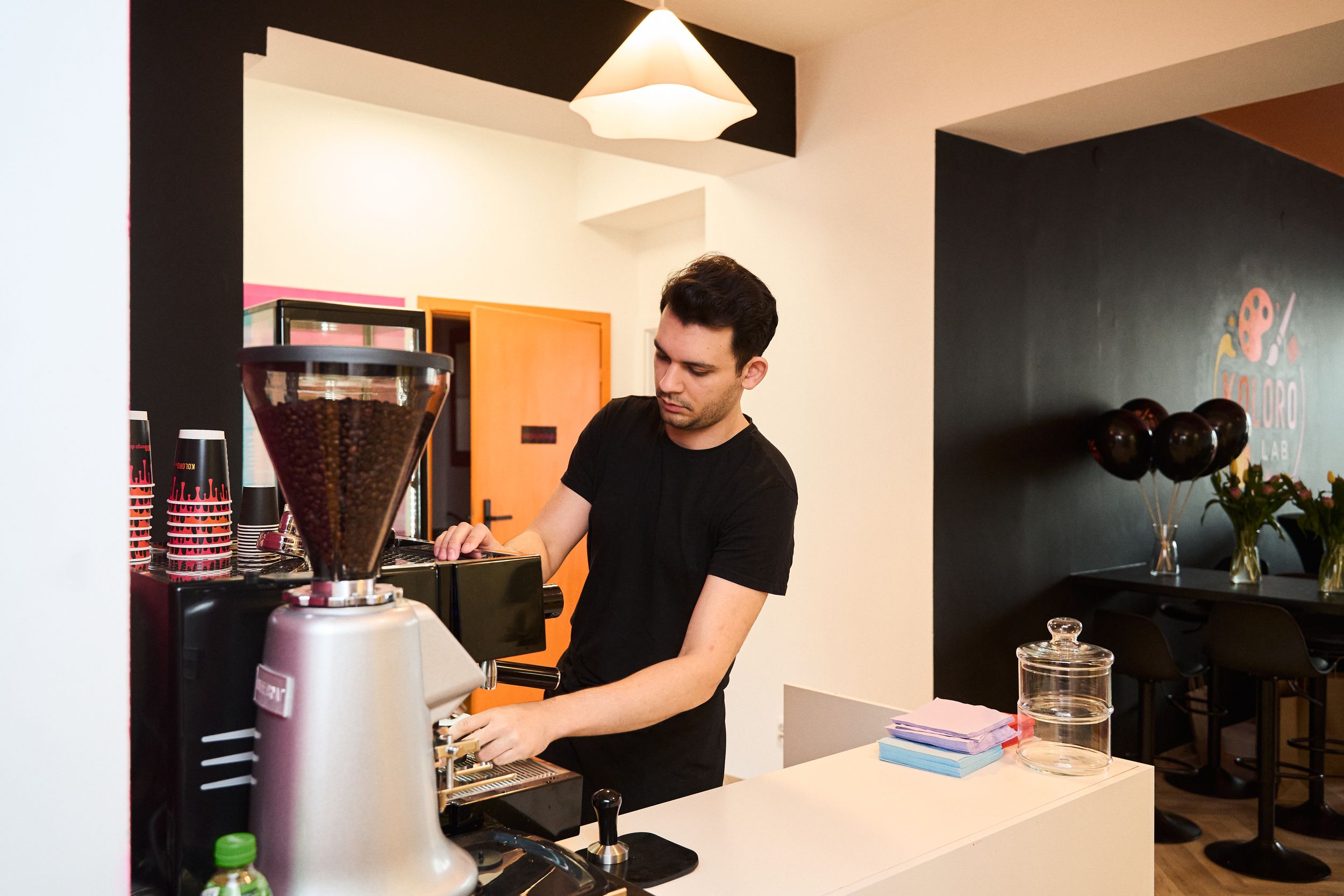 Barista przy ekspresie
